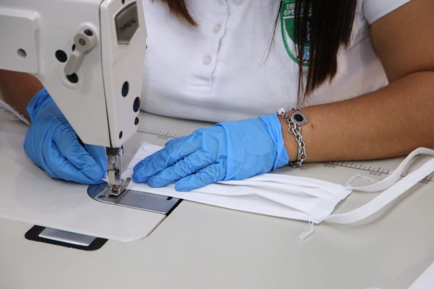 Papelitos y Kamarr confeccionan barbijos para paliar la pandemia