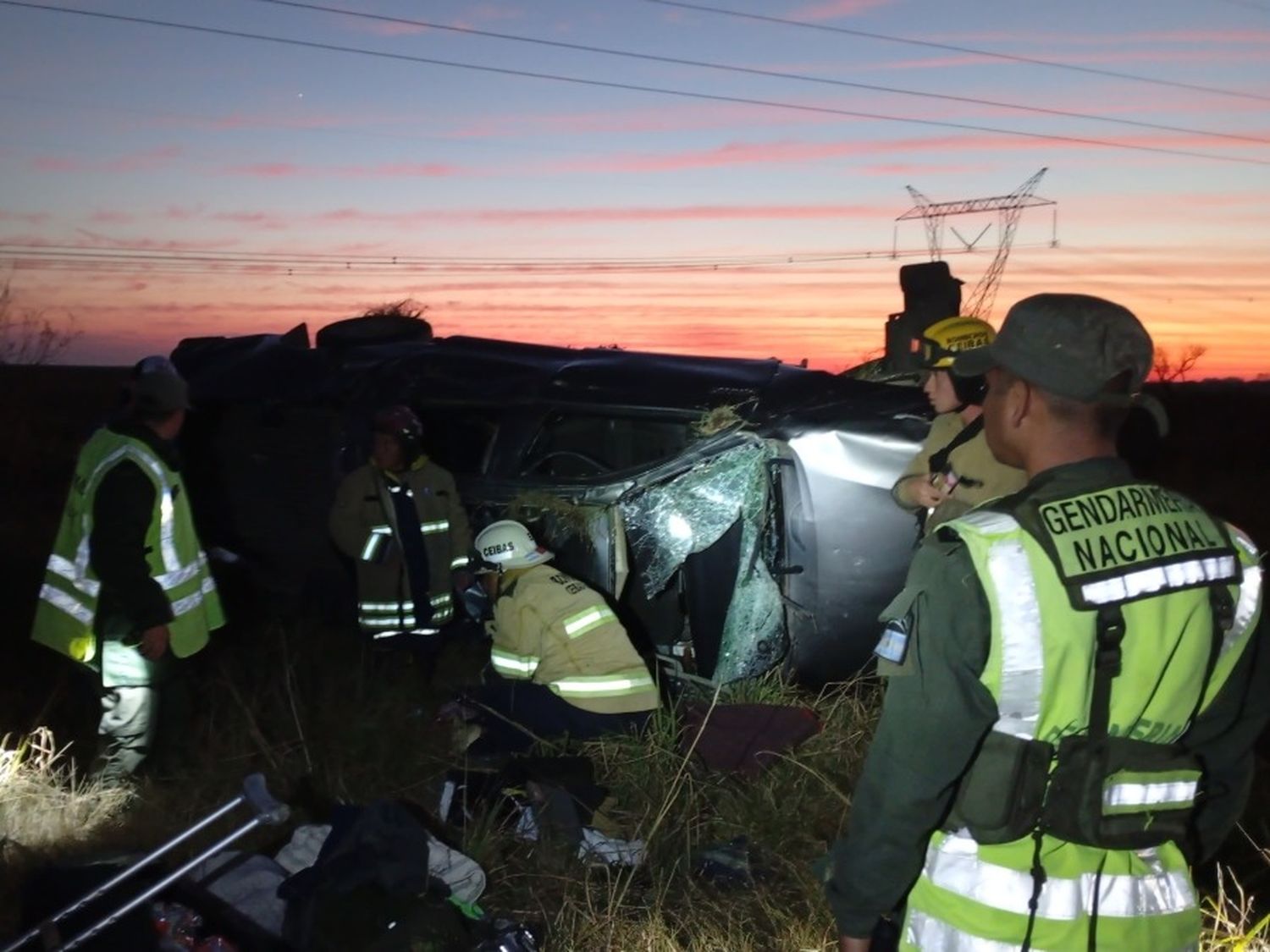 Una pareja de Colón volcó su camioneta y fue trasladada al Hospital Centenario