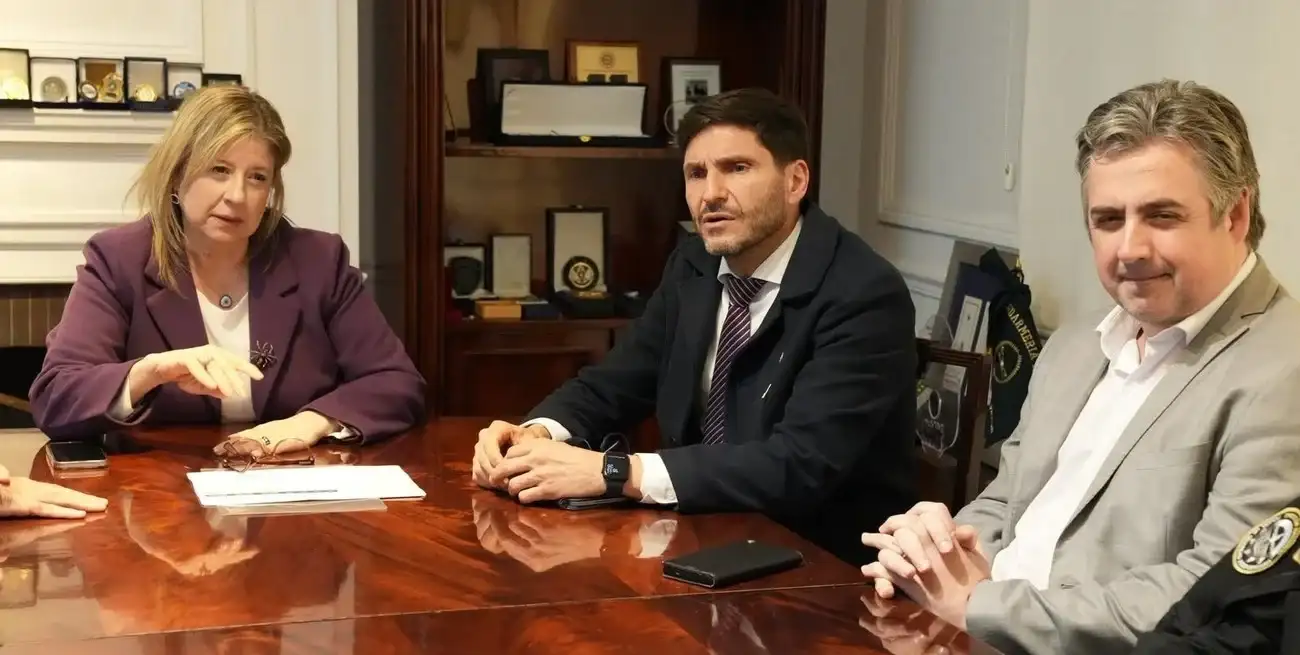 Monteoliva recibió al gobernador santafesino Maximiliano Pullaro quien asistió acompañado, entre otros, por su ministro de Seguridad, Cococcioni. Crédito: Ministerio de Seguridad