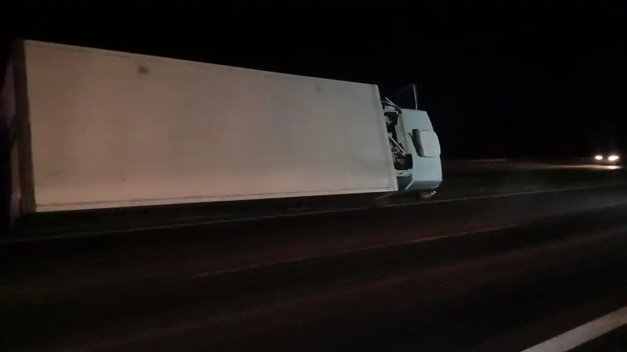 Volcó un camión cargado con carne en Ruta 12