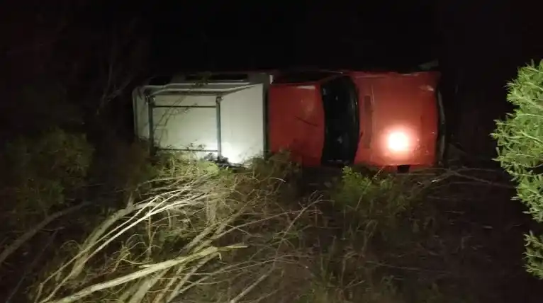 Una camioneta volcó en la Ruta 12: El estado de los ocupantes