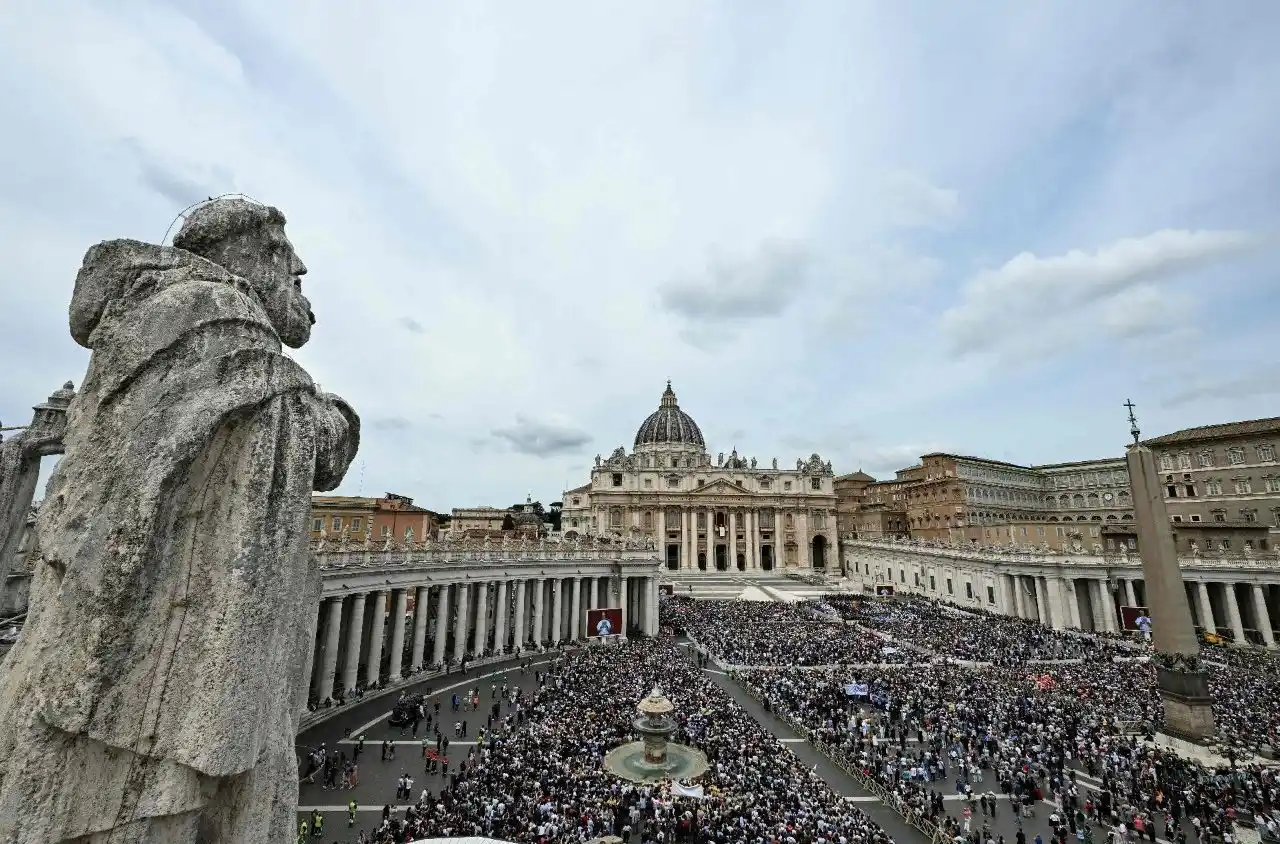 La Plaza de San Pedro abarrotada durante la elección del Romano Pontífice León XIV. (Vaticans News)
