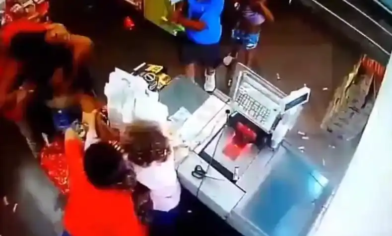 Piñas, tirones de pelo y escobazos en un almacén