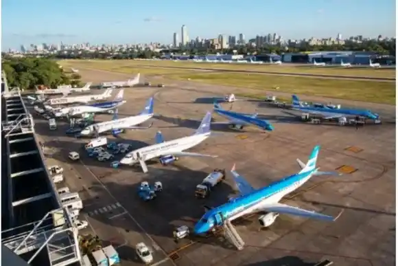 Aeroparque totalmente paralizado y en Ezeiza solo operan parcialmente Flybondi y American Airlines