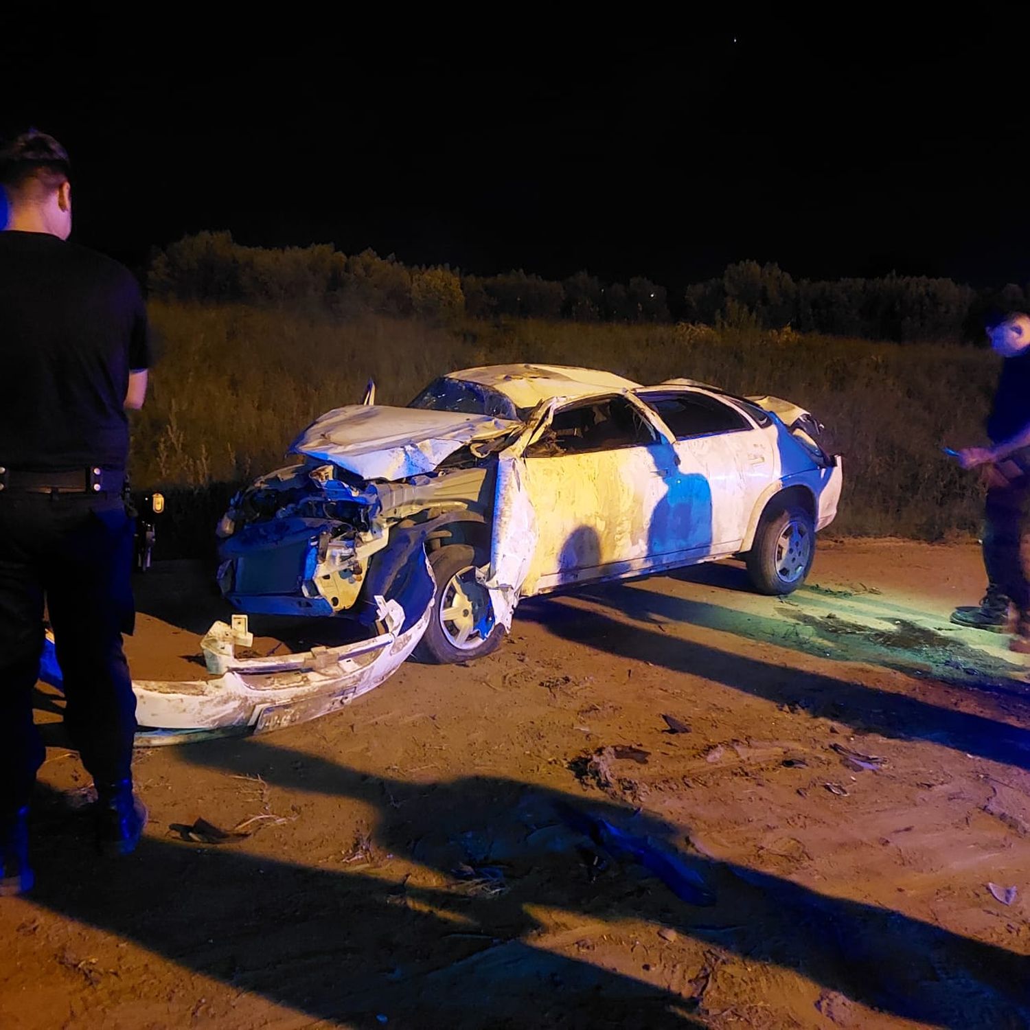 Perdió el control de su auto y terminó volcando