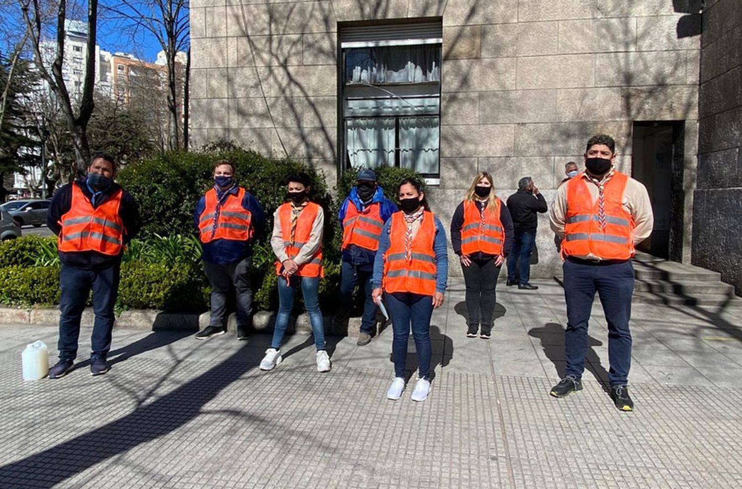 Scouts y vecinos trabajan como voluntarios para evitar la propagación del coronavirus