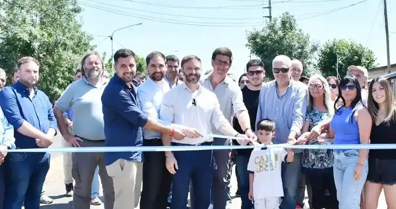 Junto a los vecinos, el intendente inauguró la repavimentación de calle Paula Albarracín