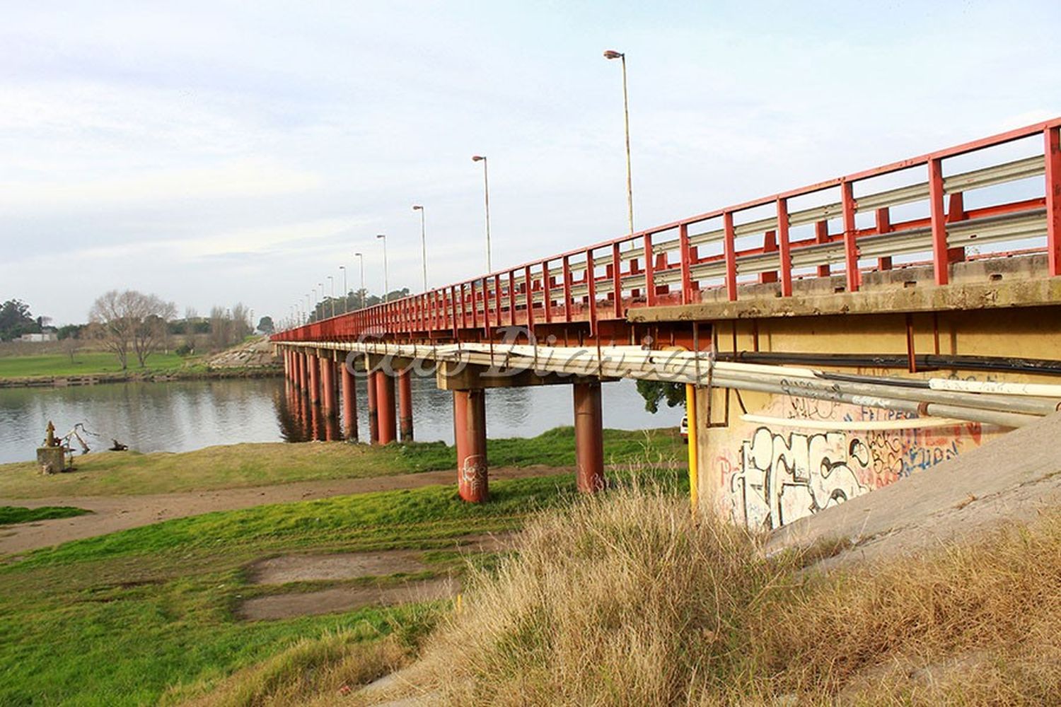 Mal estado en la unión entre la senda peatonal y el resto de la estructura