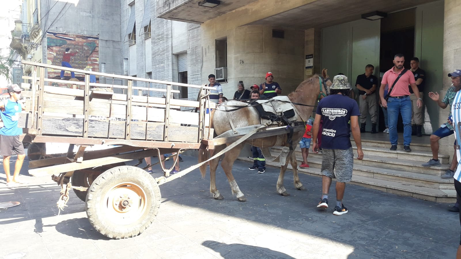 Corte y movilización de trabajadores informales a caballo