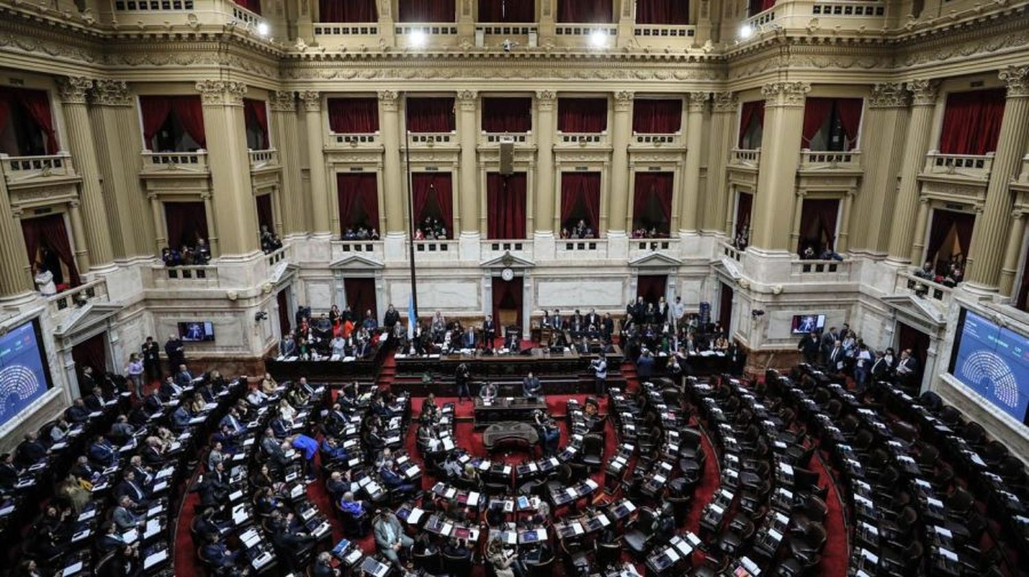 Cerca de las 8 de la mañana comenzaron las exposiciones de los presidentes de bloque, lista que cerró Gabriel Bornoroni con un “viva la libertad” (sin el carajo habitual de su jefe político) antes de pasar a la votación.