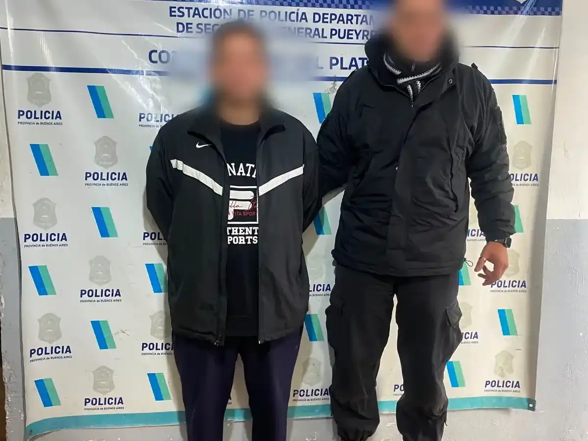 Caminaba por los techos de una casa y fue sorprendido