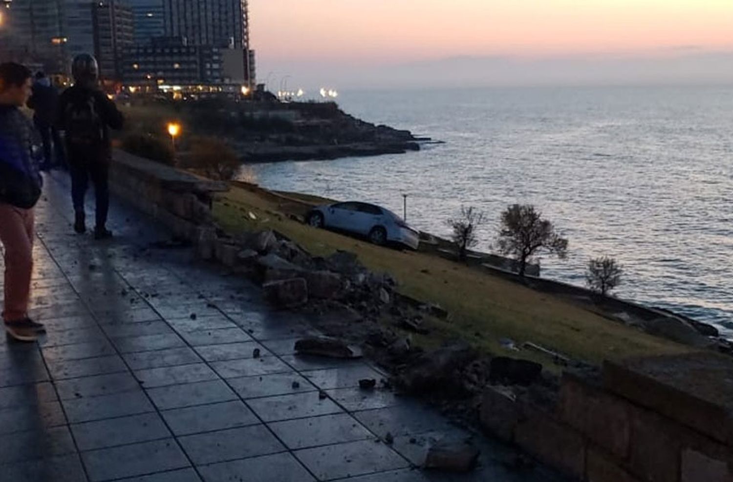 Despistó en la costa y rompió un paredón: Le tendrá que pagar al municipio casi $ 120 mil por el arreglo 