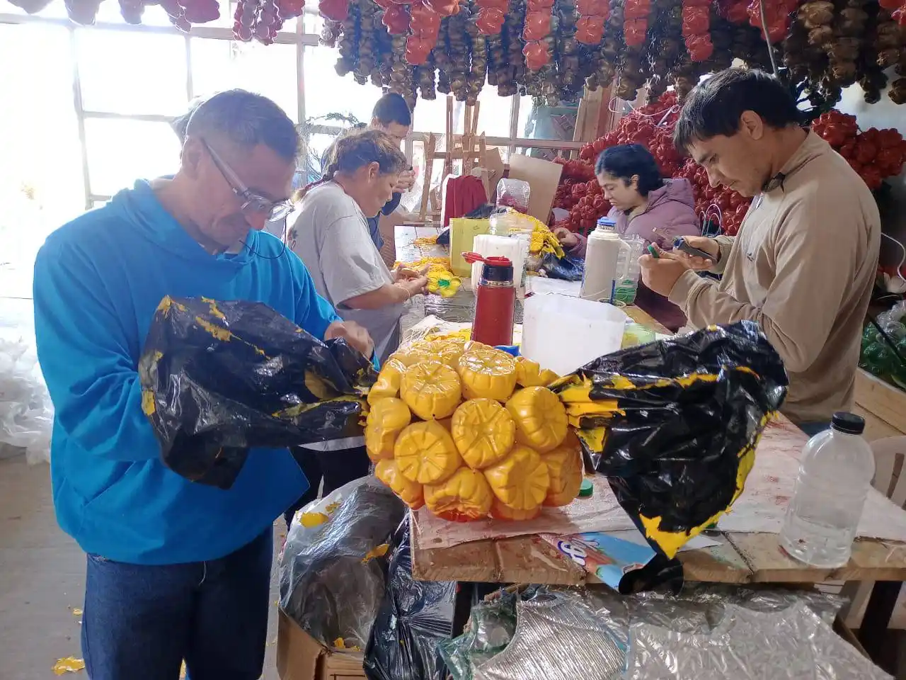 Preparativos de Pascuas en General Galarza: El Taller Municipal de Ornamentación vuelve a llenar de color y sentido el Parque del Ferrocarril