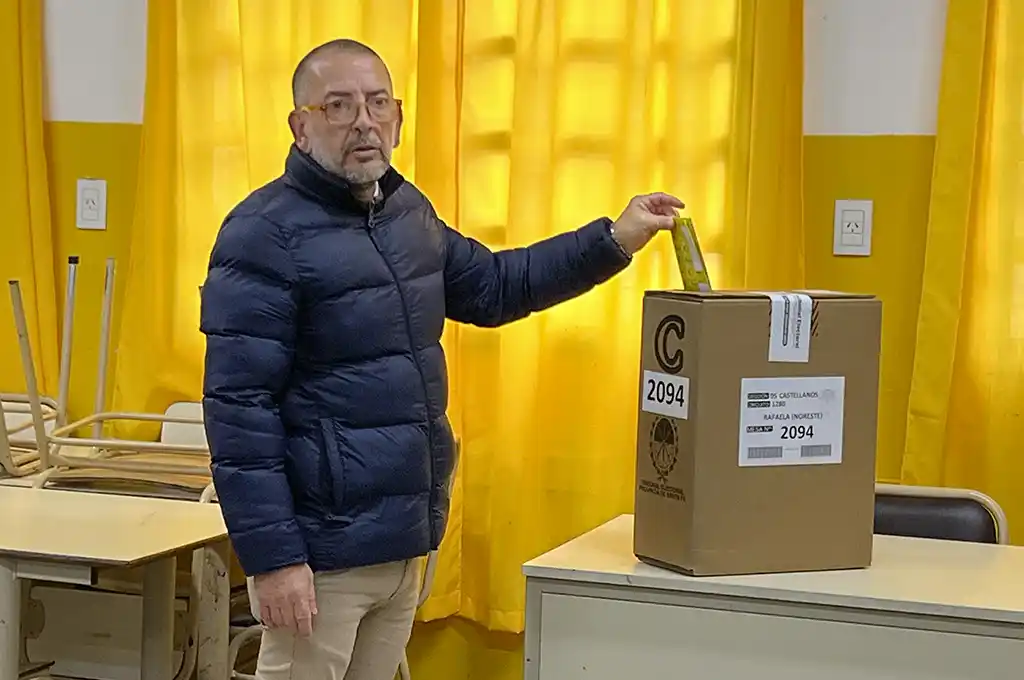 Juan Scavino, candidato a concejal, votó en la Escuela N°1359 J.B. Languier | Crédito: RADIO RAFAELA