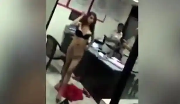 Video: Mujer en crisis nerviosa se desnudó en una comisaría