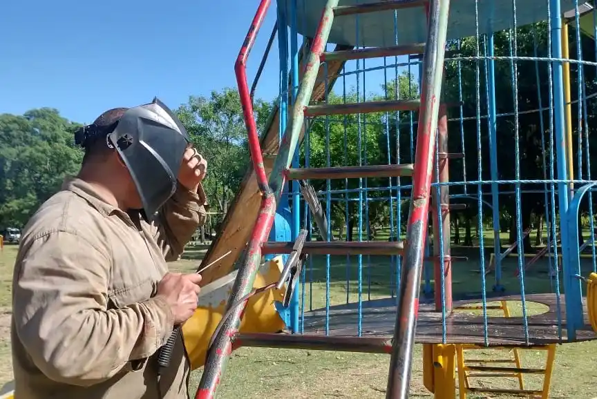 El Municipio realizó trabajo de mantenimientos en los juegos para los niños que están en las plazas