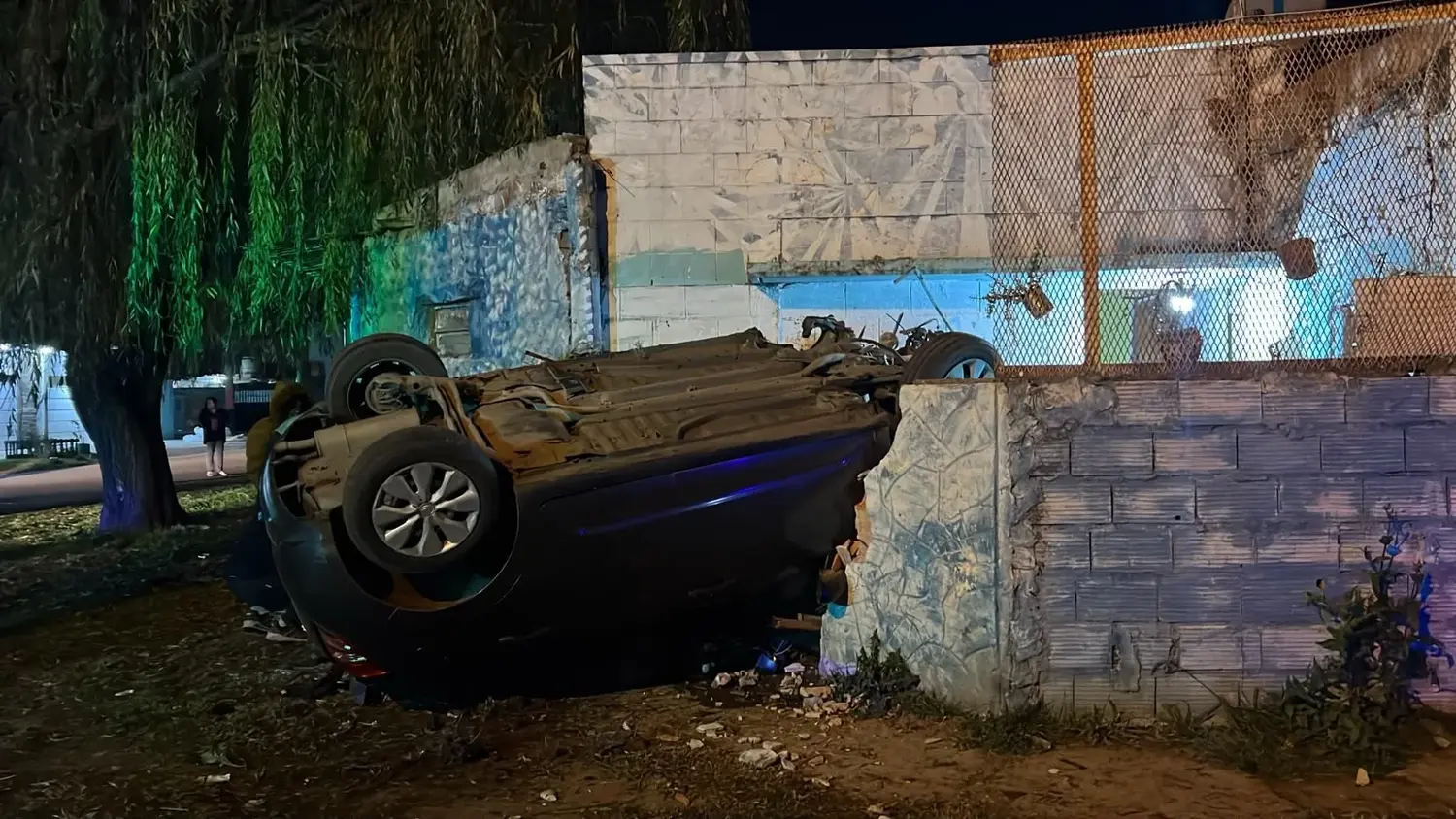 Tres heridos por el vuelco de un auto que se incrustó en una casa de barrio Triángulo