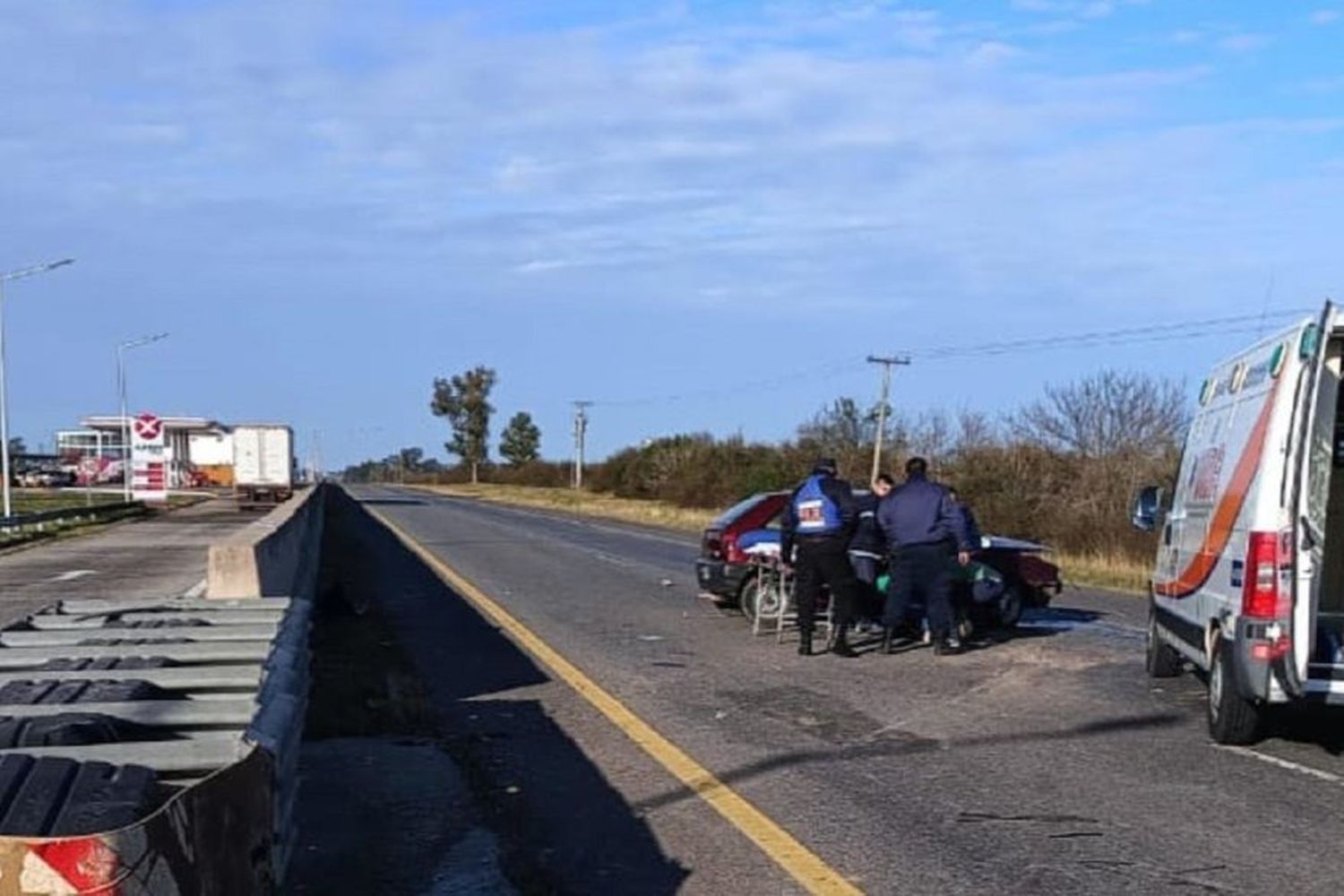 Un joven perdió el control de su vehículo y se accidentó en la Ruta 14: fue trasladado al Hospital Centenario