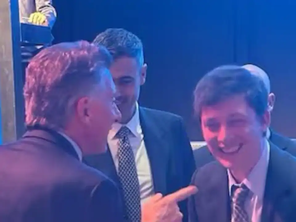 Mauricio Macri y Santiago Caputo en la cena de Fundación Libertad. FOTO: (NA) Agencia Noticias Argentinas