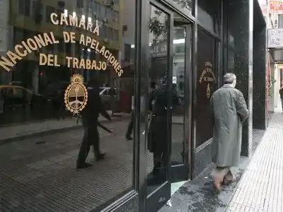 La cámara subrayó que el DNU excedía las facultades del Poder Ejecutivo y vulneraba el principio de libertad sindical.