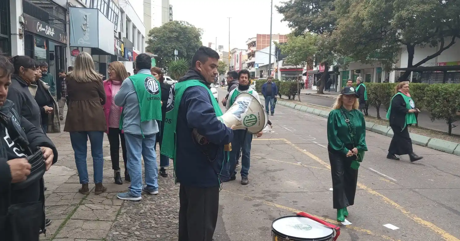 Salud en pie de protesta: sentada en el Ministerio y marcha a Casa de Gobierno por salarios y horas extras recortadas