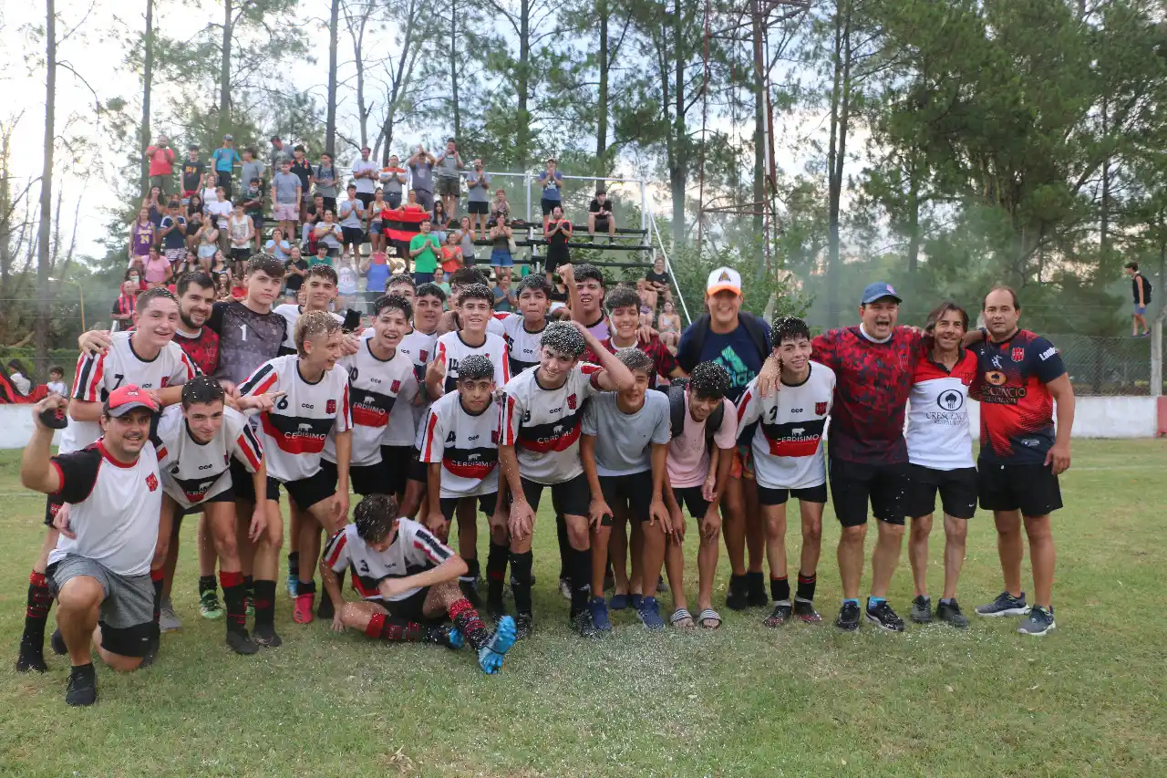 Central Sub 15 festejo grupo.jpeg