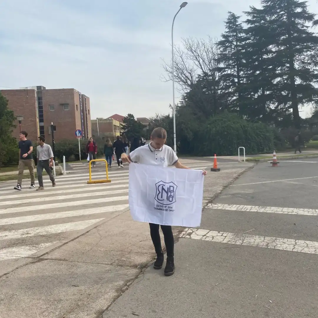Catalina con la bandera de la Escuela Normal
