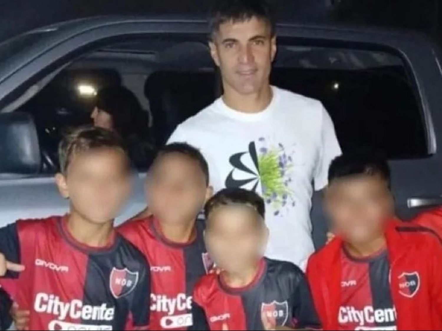 Escándalo en Newell’s: sancionaron a seis chicos por sacarse una foto con un jugador de Rosario Central