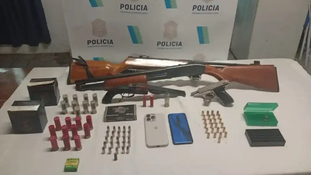 En la vivienda se encontraron cuatro armas y municiones.