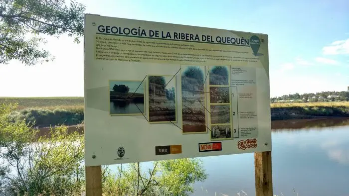 Juegos infantiles, carteles y camión regador en el Paseo de la Ribera