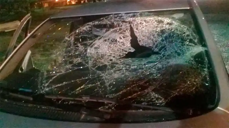 Fue 200 metros colgado sobre el capot golpeando el auto donde iba su ex con su pareja