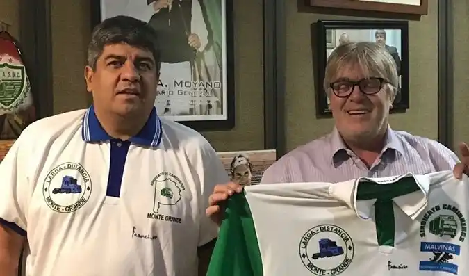 El Papa Francisco bendijo las camisetas del Sindicato de Camioneros