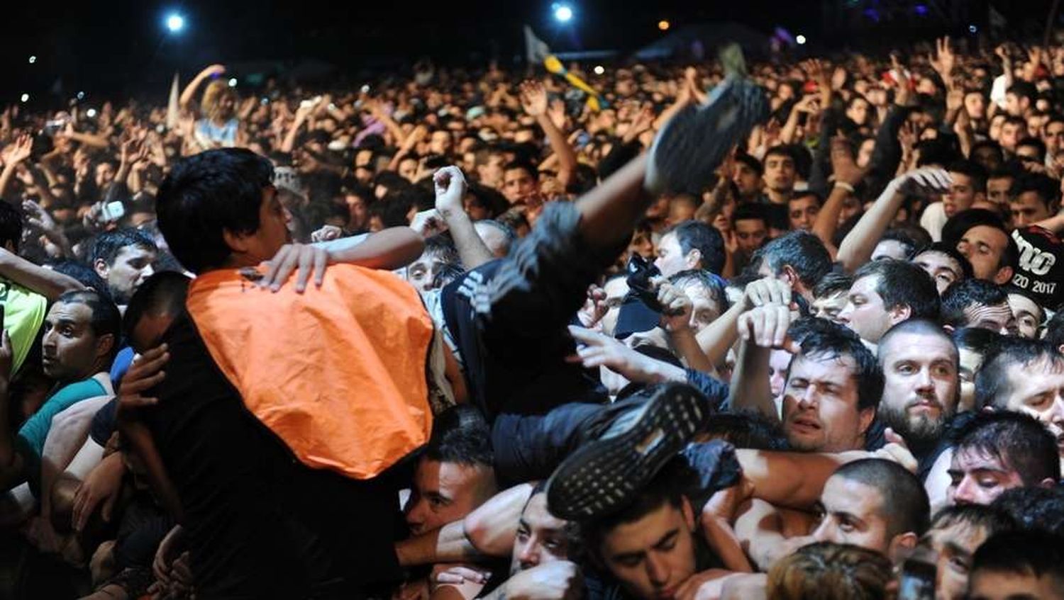 Al menos dos muertos en el multitudinario recital del Indio Solari