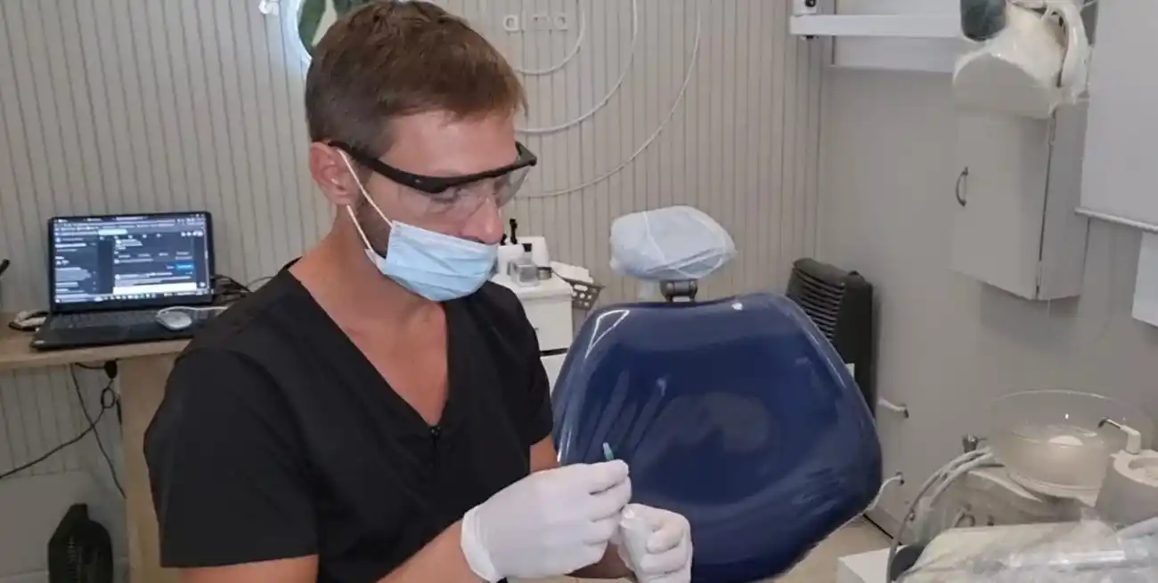 Crearon un gel para remover la caries, una innovación que viaja de Santa Fe al mundo