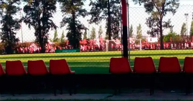 Cachetazos, empujones y corridas en la apretada de la barra de Newell´s a los jugadores