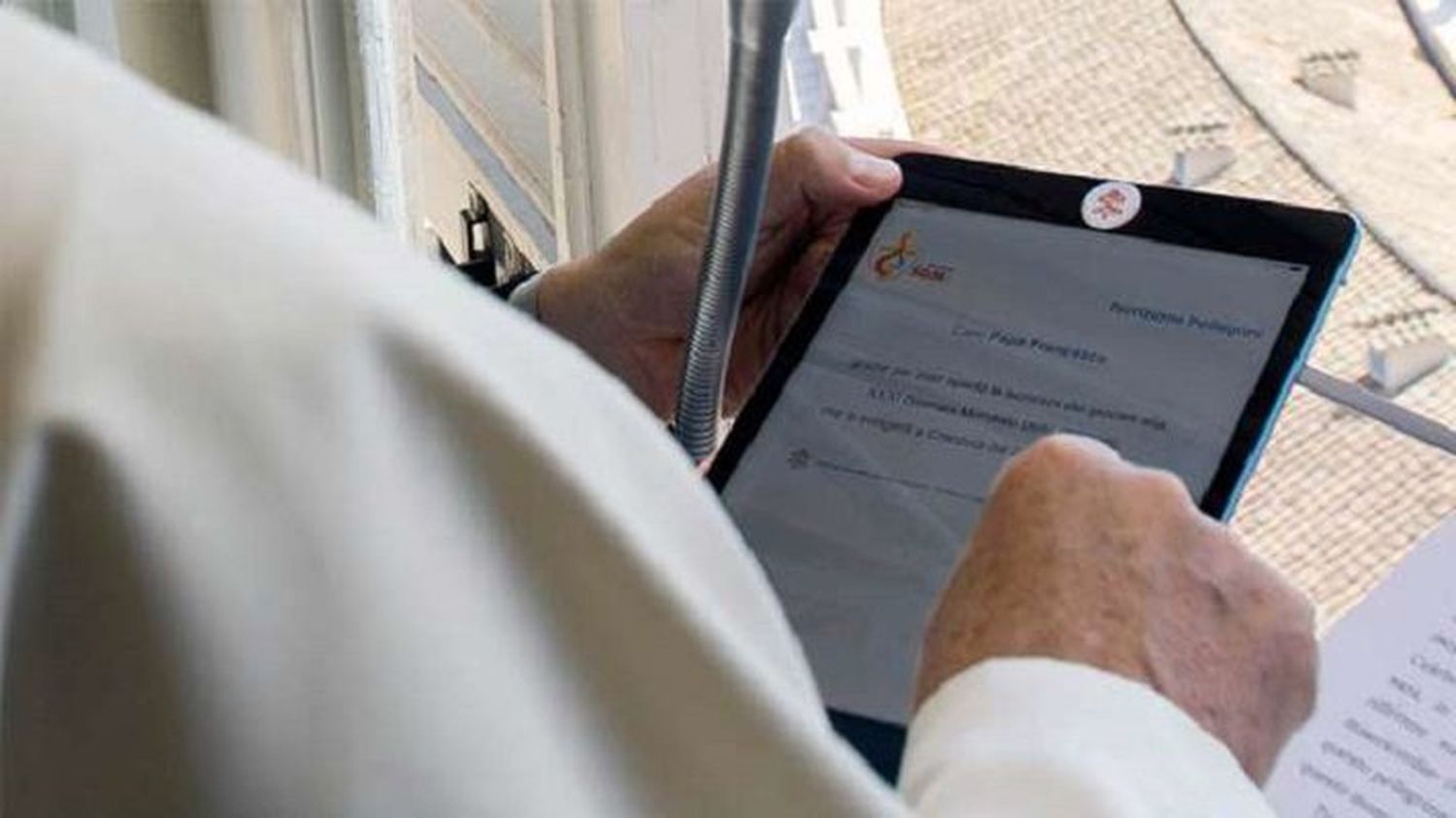 El Vaticano investigará supuesto «me gusta» del Papa a foto picante de modelo brasileña