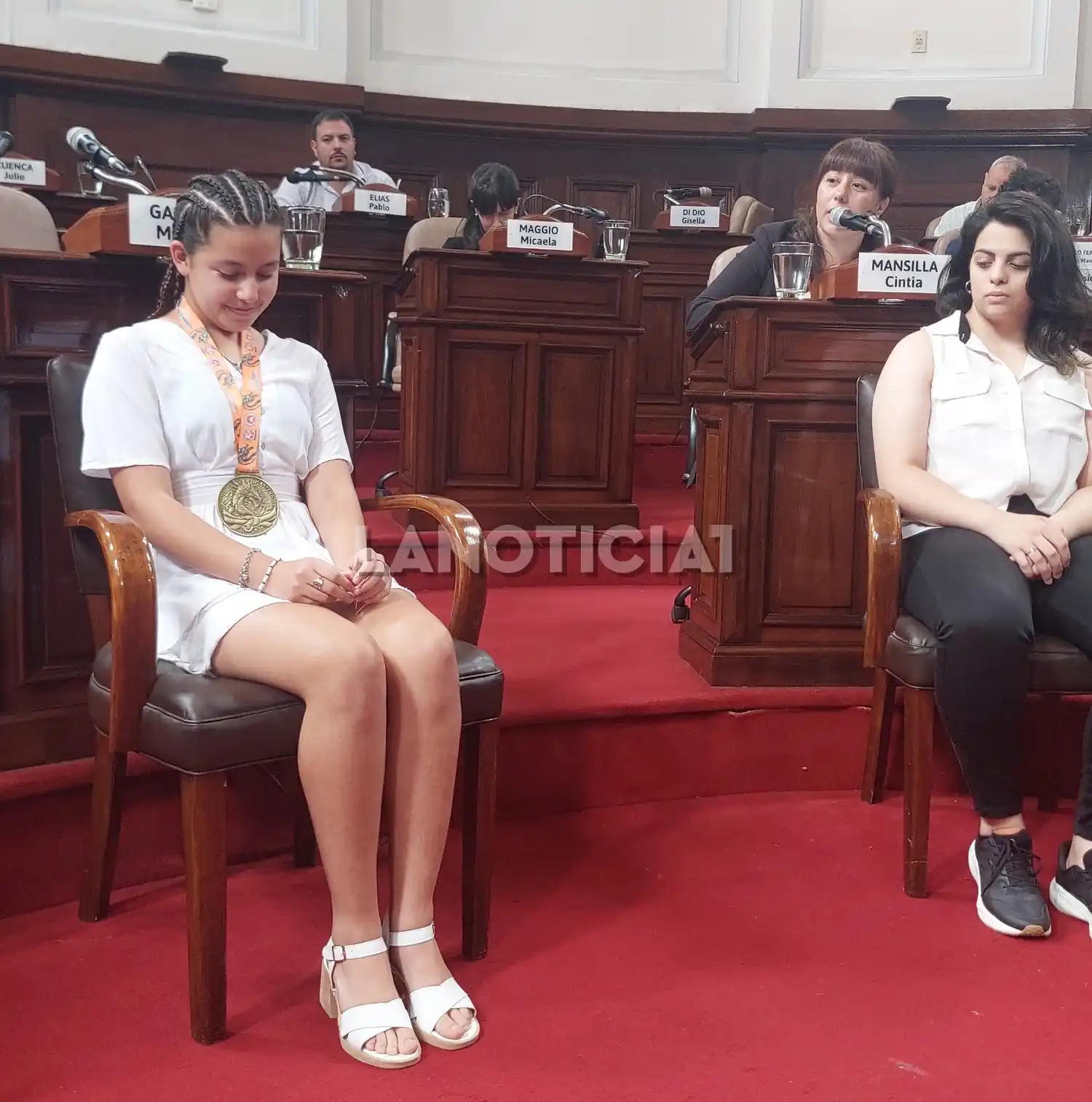 La concejala Cintia Mansilla dedica unas palabras a Mayra.