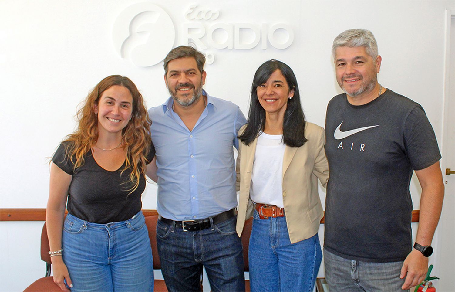 Bianco, junto a los necochenses Jimena López, Andrea Cáceres y Mauro Velázquez