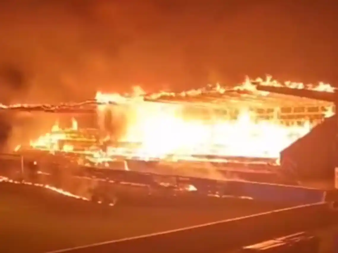 Tras el descenso de un club histórico en el fútbol finlandés los hinchas incendiaron el estadio