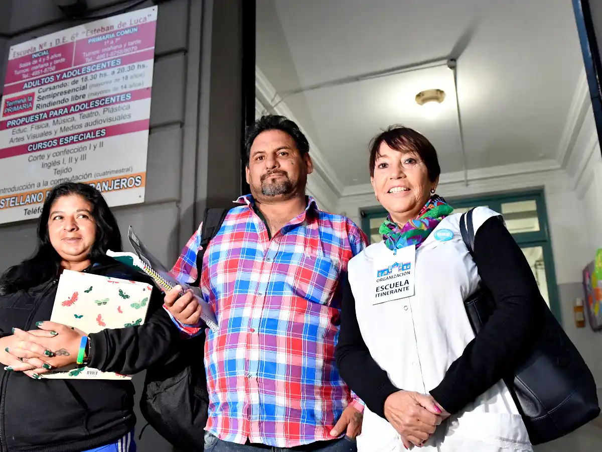 Carlos, el cartonero que a los 45 años decidió aprender a leer y escribir en la Escuela Itinerante