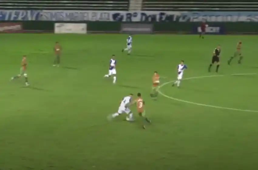 Alvarado golpeó rápido y ganó