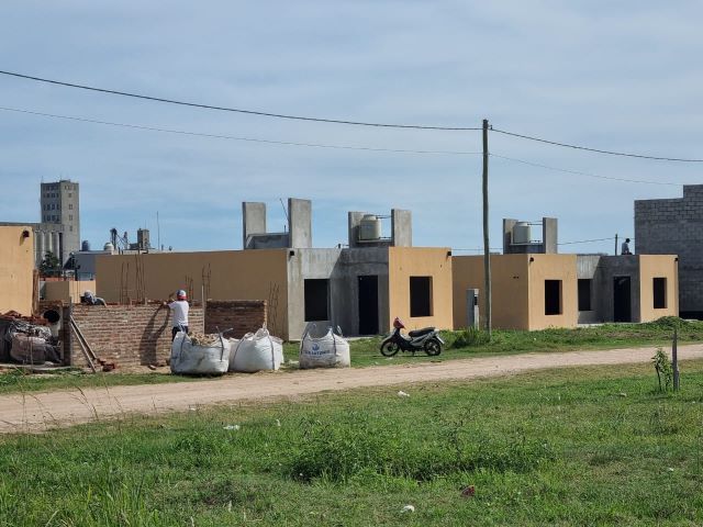 Hay vecinos que lograron continuar por sus propios medios las viviendas que edificaron en terrenos de su propiedad, Foto: La Opinión.