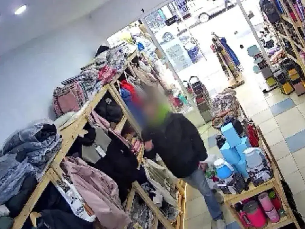 efectivos secuestraron un revólver de utilería, un barbijo y una cinta de embalar.