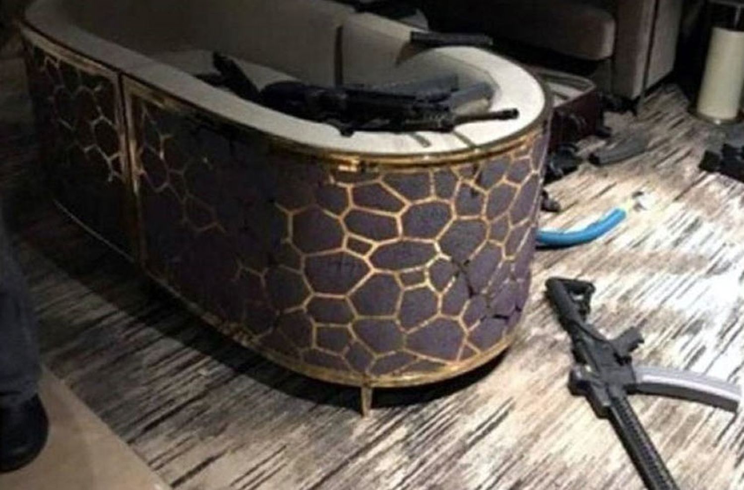 Se conocieron fotos del francotirador muerto en su habitación