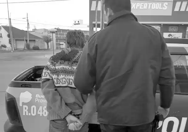 Hacen un boquete en el techo y sustraen mercadería, pero la dueña del negocio los descubre