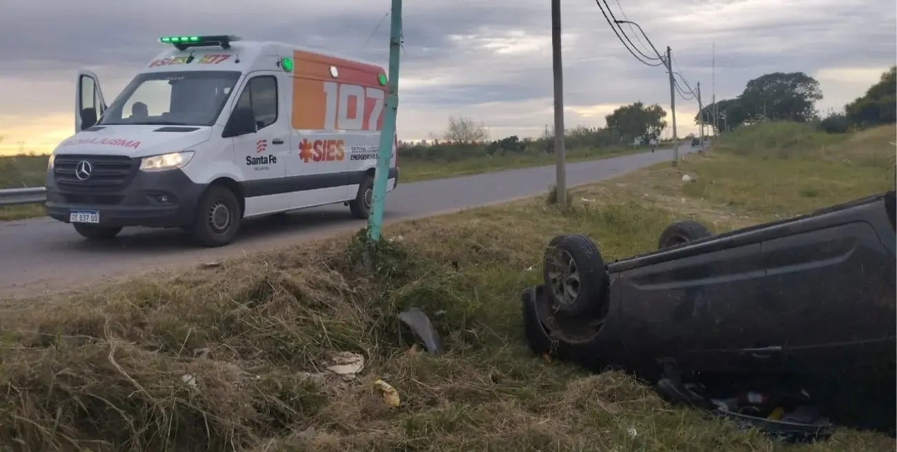 El sueño le ganó y terminó con el auto con las cuatro ruedas para arriba: se salvó de milagro