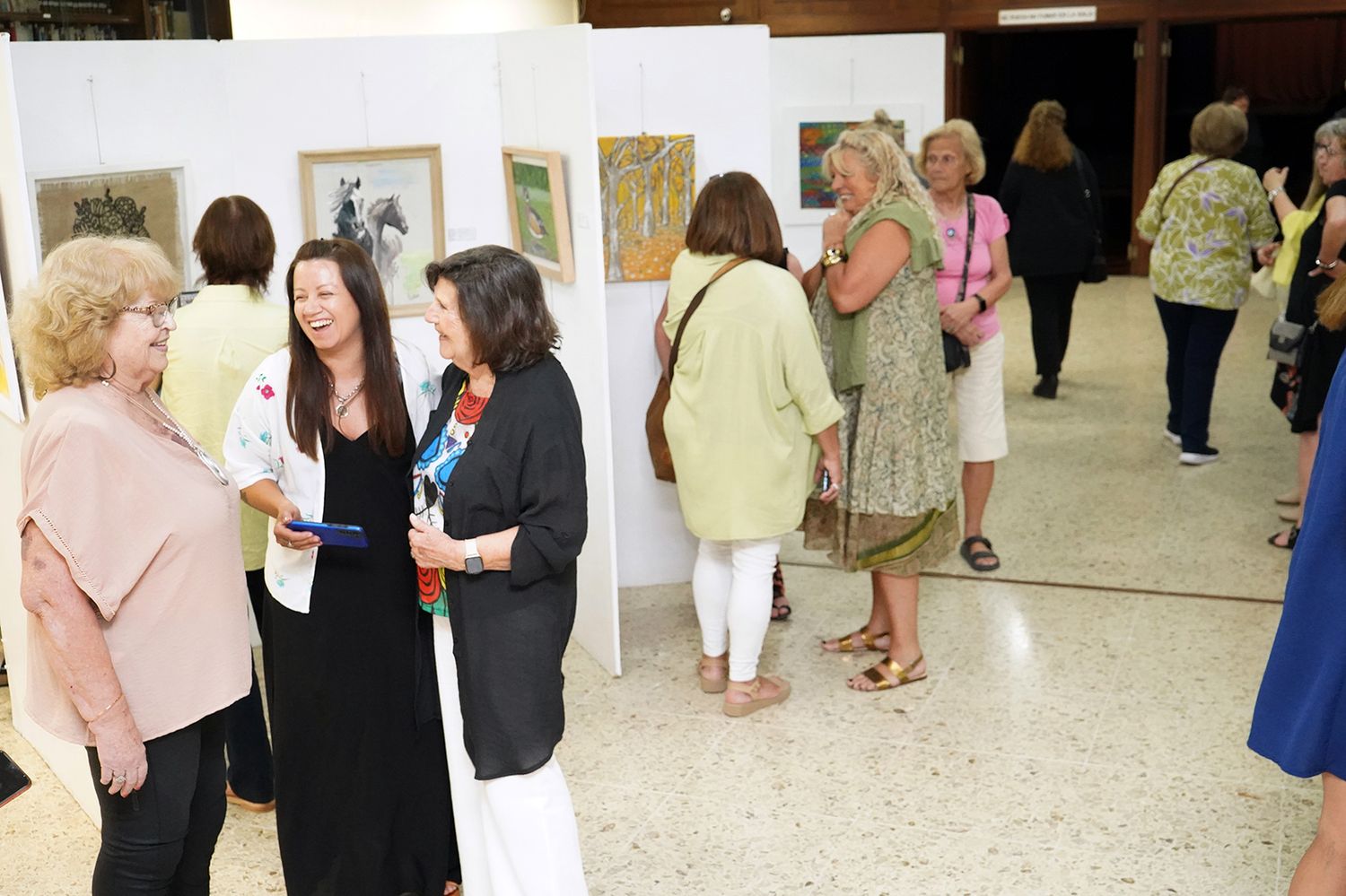 Muestra de arte. La presidenta Pilar Vitale en el marco de la exposición