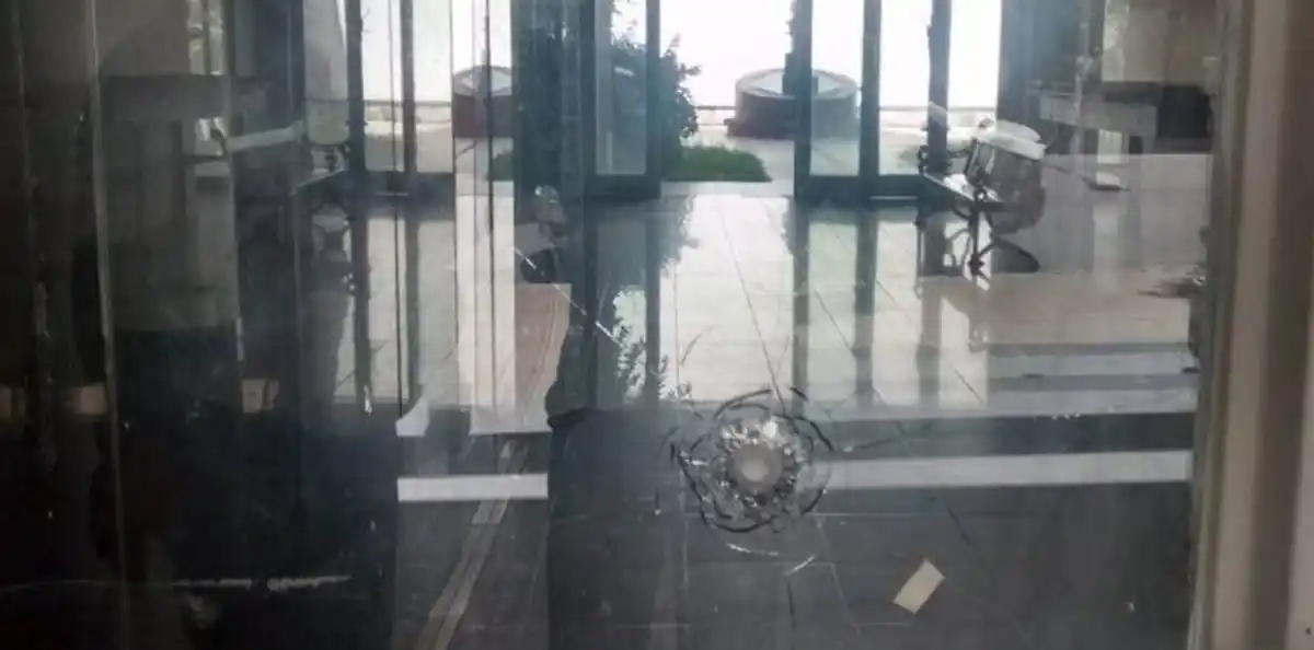 Balearon la sede del Partido Justicialista de La Plata