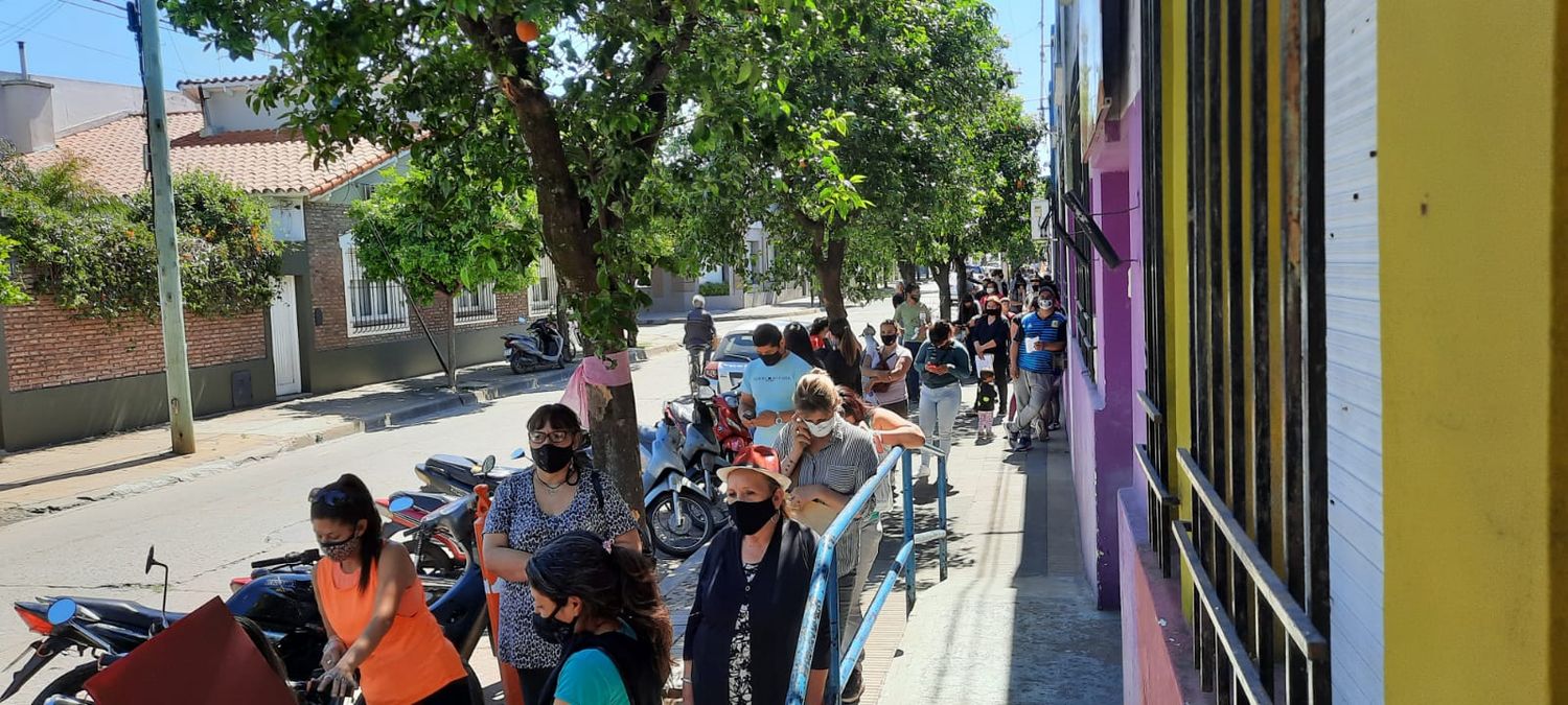 Plan de Viviendas: las diversas realidades de cientos de familias que fueron a inscribirse el primer día