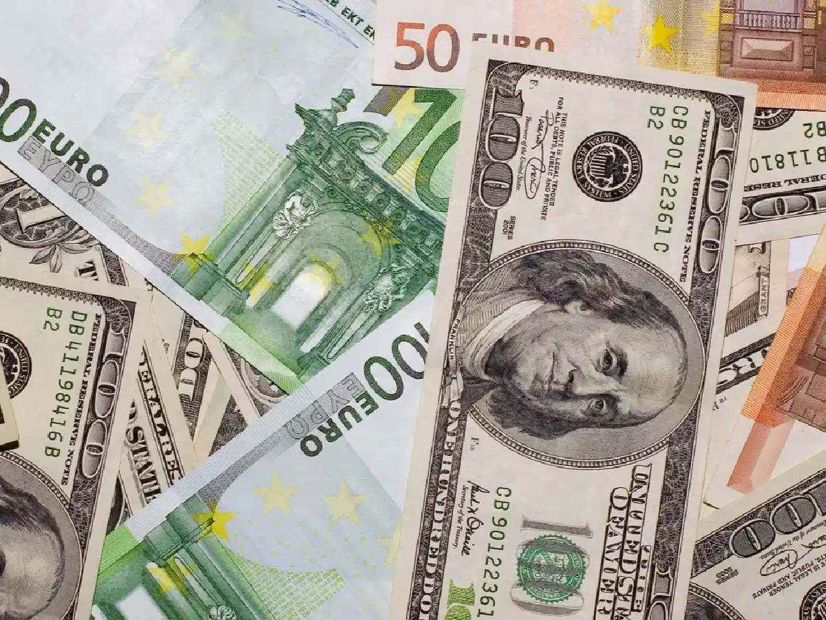 El euro cae frente al dólar